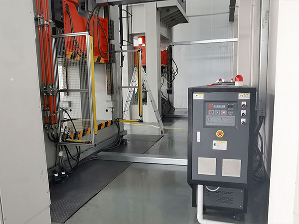 SMC復(fù)合材料模壓電池包殼體生產(chǎn)，選擇SMC模溫機(jī)